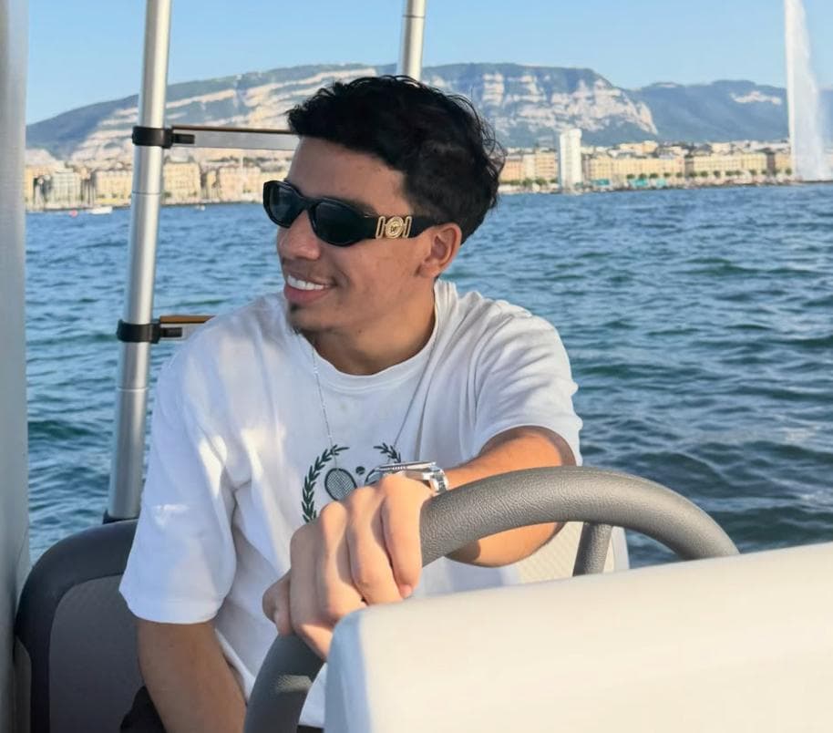 Cauã Albuquerque pilotando um barco em Genebra
